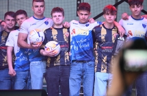 Drużyna piłkarska na scenie 