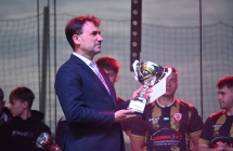 Mężczyzna trzymający puchar 