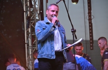 Konferansjer mówiący do mikrofonu 