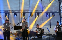 Zespół ludowy - kapela podwórkowa grający na scenie 