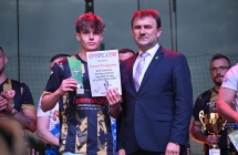 Dwoje mężczyzn. Jeden w stroju formalnym, drugi w stroju sportowym