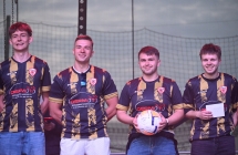 Czwórka zawodników lokalnej drużyny piłkarskiej a scenie 