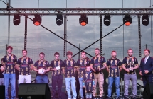 Kilkunastu piłkarzy z drużyny piłkarskiej na scenie