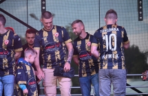 Kilkoro piłkarzy drużyny lokalnej na scenie 