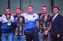 Mężczyzna w formalnym stroju z kilkoma piłkarzami 