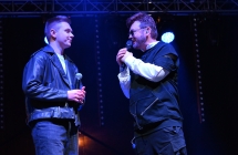 Dwoje mężczyzn śpiewających podczas koncertu 