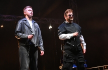 Dwoje mężczyzn śpiewających na scenie 