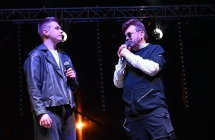 Dwójka mężczyzn na scenie 
