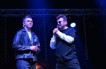 Dwoje mężczyzn śpiewających na scenie 