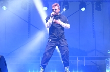 Mężczyzna śpiewający na scenie 