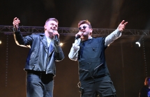 Dwoje mężczyzn podczas wspólnego śpiewania piosenki 