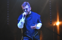 Mężczyzna skupiony na śpiewaniu 