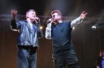 Dwoje mężczyzn śpiewających na scenie 