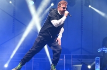 Mężczyzna śpiewający na scenie 