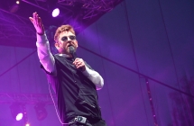 Mężczyzna w trakcie śpiewania piosenki na scenie 