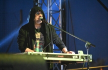 Mężczyzna grający na keyboardzie i śpiewa do mikrofonu 