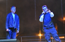 Dwoje mężczyzn na scenie 