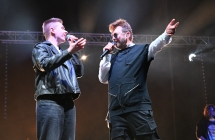 Dwoje mężczyzn występujących na scenie 