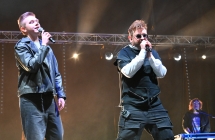 Dwoje mężczyzn występujących na scenie 