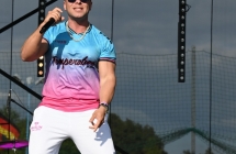 Mężczyzna śpiewający na scenie 