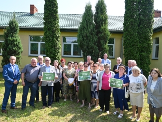 Kilkadziesiąt osób pozujących do zdjęcia grupowego - 