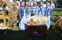 Kilka jednakowo ubranych kobiet z delegacji dożynkowej 