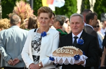 Kobieta i mężczyzna trzymający chleb dożynkowy 