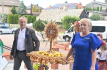 Kobieta i mężczyzna niosący wieniec dożynkowy