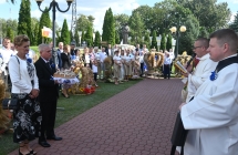 Dwoje księży, przemawiają do delegacji dożynkowych 