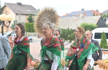 Delegacja dożynkowa niosąca wieniec 