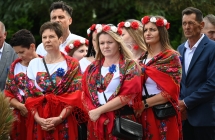 Kilka jednakowo ubranych kobiet stojących przed kościołem 