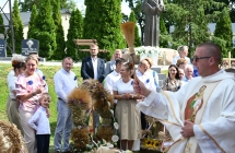Ksiądz święcący wieńce dożynkowe 
