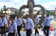 Delegacja dożynkowa wnosząca wieniec do kościoła 