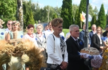 Mężczyzna i kobieta, mężczyzna trzyma chleb dożynkowy 