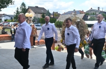 Kilkoro mężczyzn z delegacji dożynkowej 