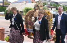 Delegacje dożynkowe wchodzące do kościołsa 