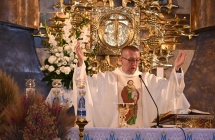 Ksiądz z podniesionymi rękoma 