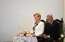 Mężczyzna i kobieta siedzący w kościele - starostowie dożynek 