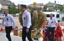 Mężczyźni niosący wieniec dożynkowy 