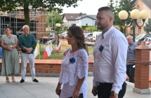 Elegancko ubrani kobieta i mężczyzna przy wejściu do kościoła 