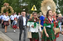 Delegacje dożynkowe niosące wieńce 