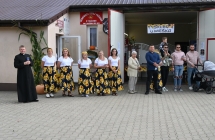 Kilkanaście osób przed budynkiem OSP 