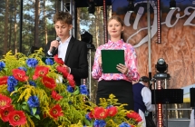Dwójka konferansjerów. Chłopak i dziewczyna na scenie. 