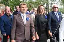 Elegancko ubrani mężczyźni i kobiety w przemarszu dożynkowym 