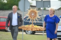 Kobieta i mężczyzna niosący wieniec dożynkowy 