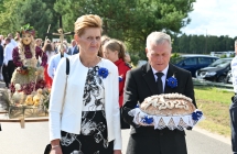 Mężczyzna i kobieta. Mężczyzna trzyma chleb dożynkowy 