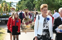 Kilkadziesiąt osób w korowodzie dożynkowym 