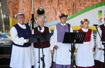 Kilka kobiet z zespołu ludowego na scenie 