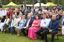Zaproszeni goście oraz widownia dożynek 