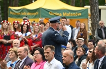 Salutujący mężczyzna przy tłumie ludzi 